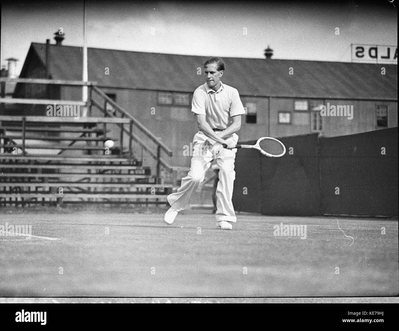 Cette image capture les joueurs de tennis allemands Henkel et Von Cramm, probablement lors d'un match au début du XXe siècle. Tous deux étaient des figures notables du sport, représentant l'Allemagne dans les compétitions internationales de tennis. Banque D'Images