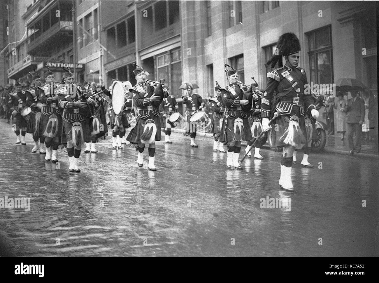51064 Highland Pipe Band en mars Martin Place Banque D'Images