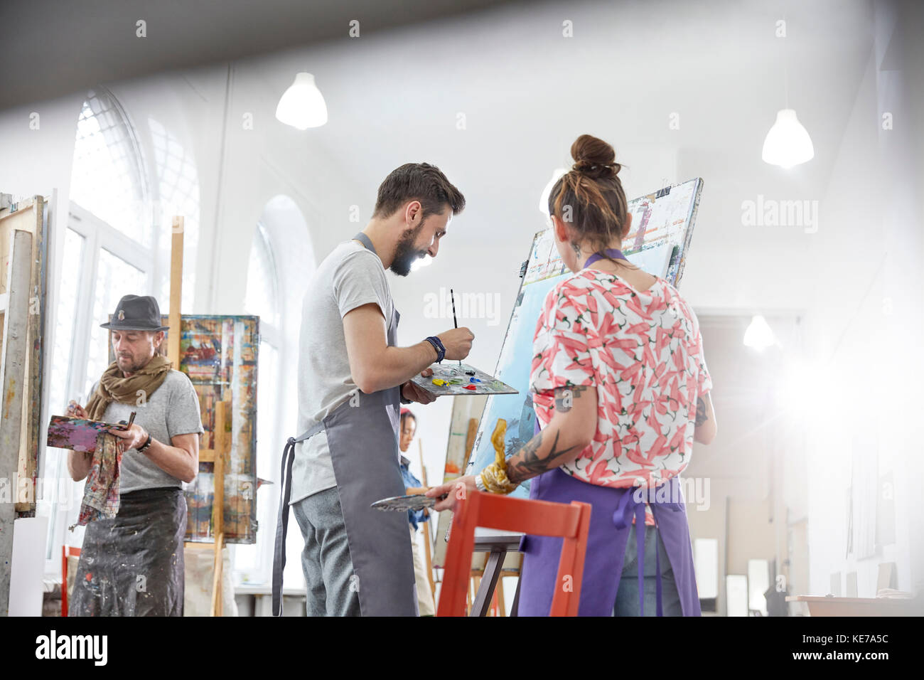 Artistes en peinture à l'easel en studio d'art Banque D'Images