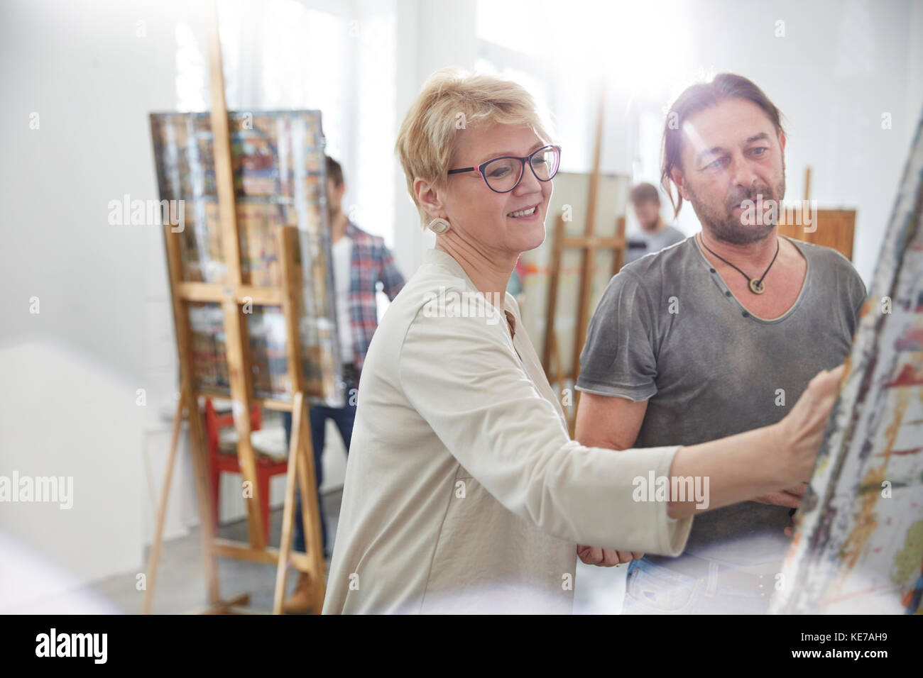 Artistes en train de peindre dans un studio de classe artistique Banque D'Images
