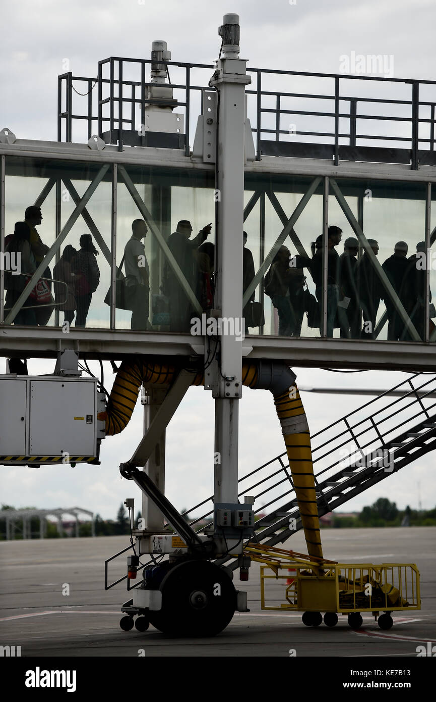 Les passagers d'avion par le biais d'une passerelle sur Banque D'Images