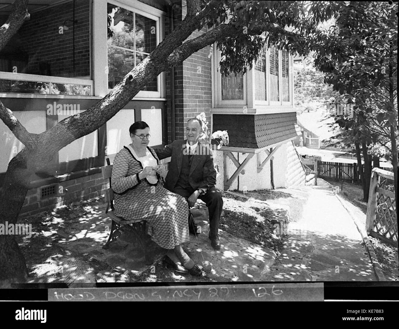 11233 M. et Mme Corbett dans le jardin de leur maison à Street Bondi Banque D'Images
