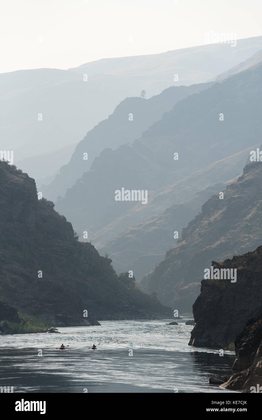 Paddling kayaks gonflables dans le canyon de la rivière à saumons de l'Idaho. Banque D'Images