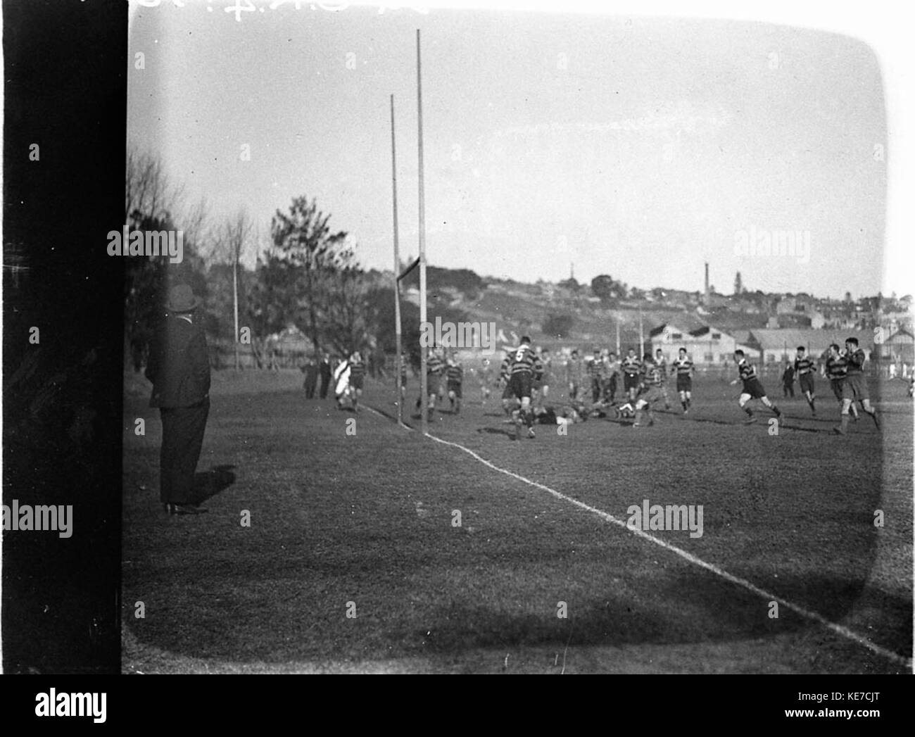 Photographie d'écoliers jouant au rugby à XV au Weigall Sports Ground à Rushcutters Bay, Sydney, capturant le sport et la compétition des jeunes. Banque D'Images