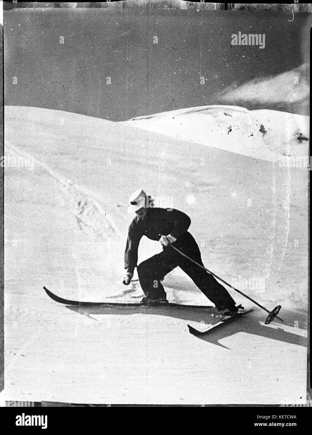 Cette photo historique de 19328 montre des gens qui pratiquent le ski, capturant un moment d'activité sportive d'hiver au début du XXe siècle. Banque D'Images