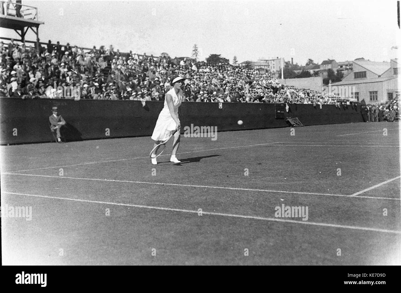 Cette image montre le joueur de tennis Bickerton en compétition dans un match international. La photographie illustre l'intensité du jeu et la nature compétitive des tournois de tennis internationaux. Banque D'Images