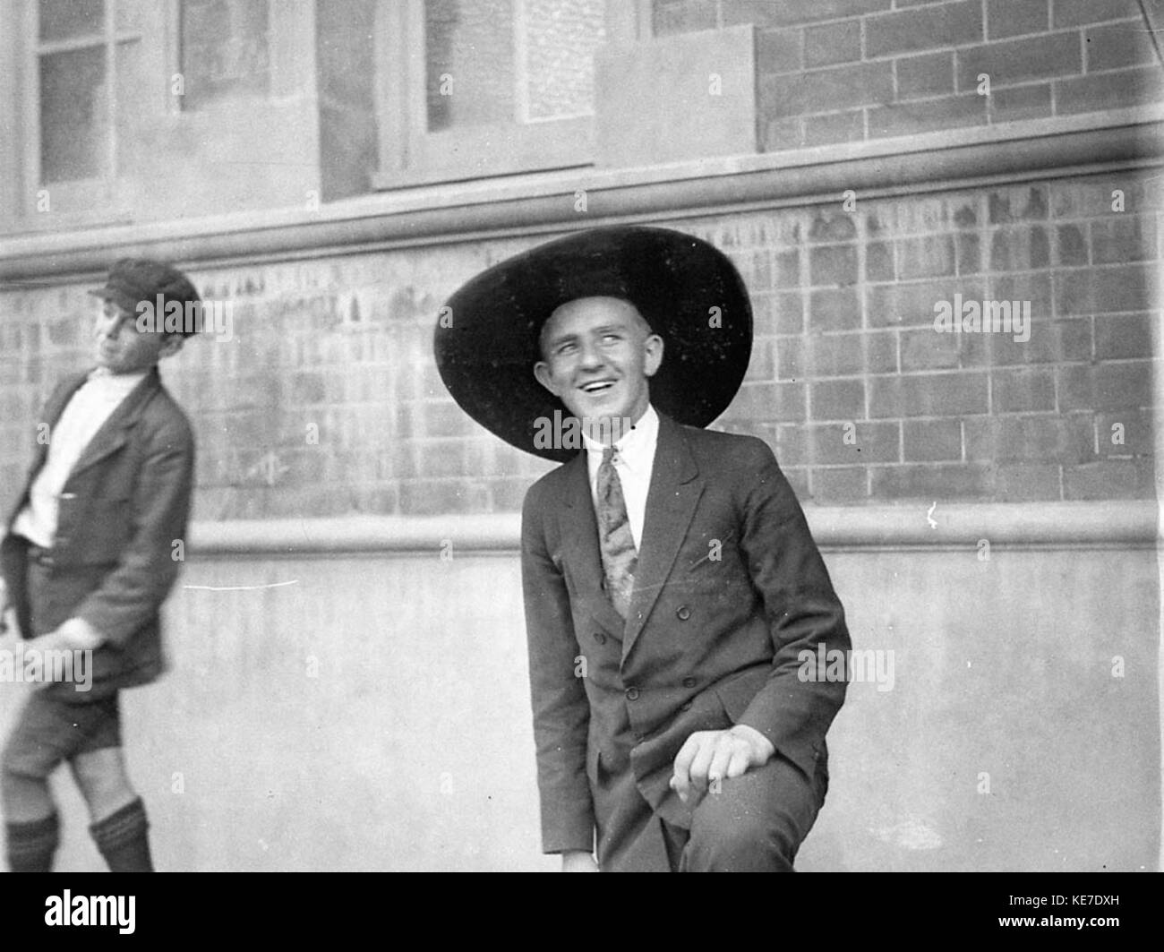 10324 jeune homme non identifié dans un chapeau à large chapeau Akubra à l'exposition fabricants australiens Banque D'Images