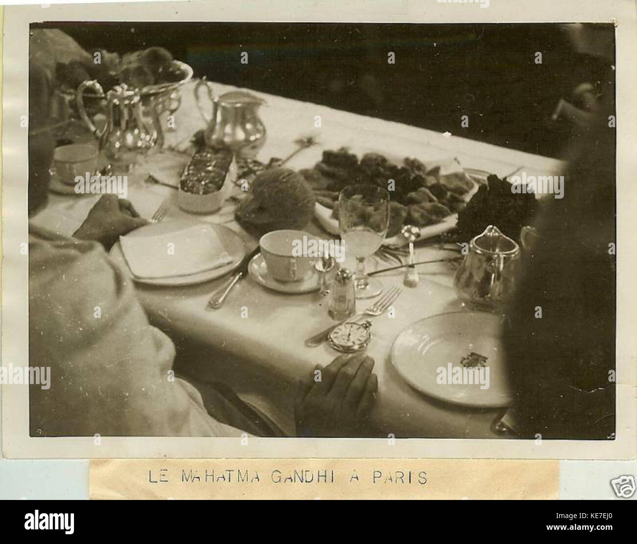 Mahatma Gandhi qui mange son petit-déjeuner à Paris en 1930 Banque D'Images
