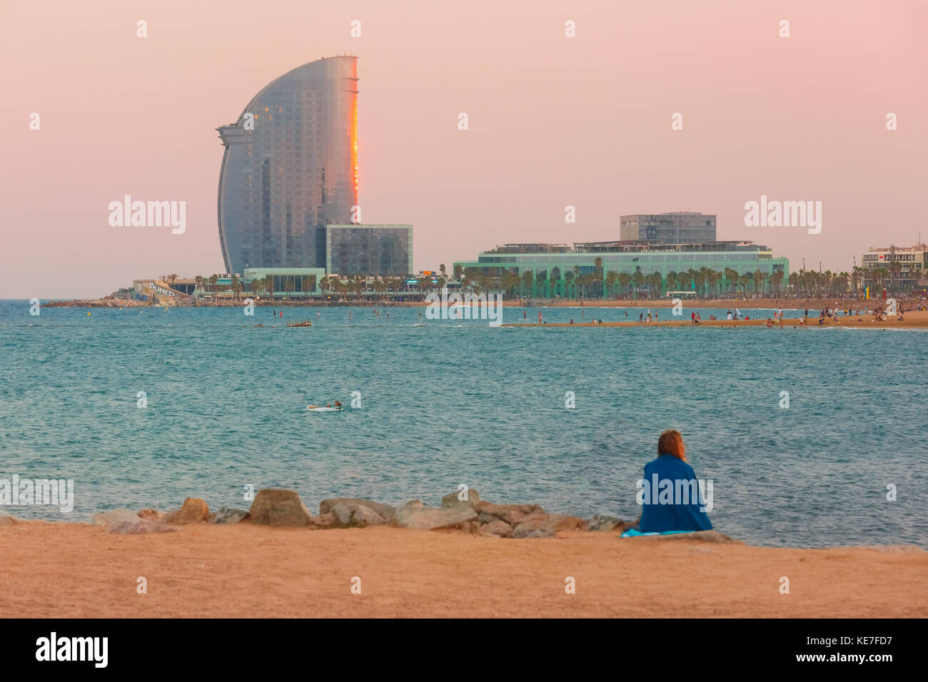 La plage de Barceloneta à Barcelone au coucher du soleil, Espagne Banque D'Images