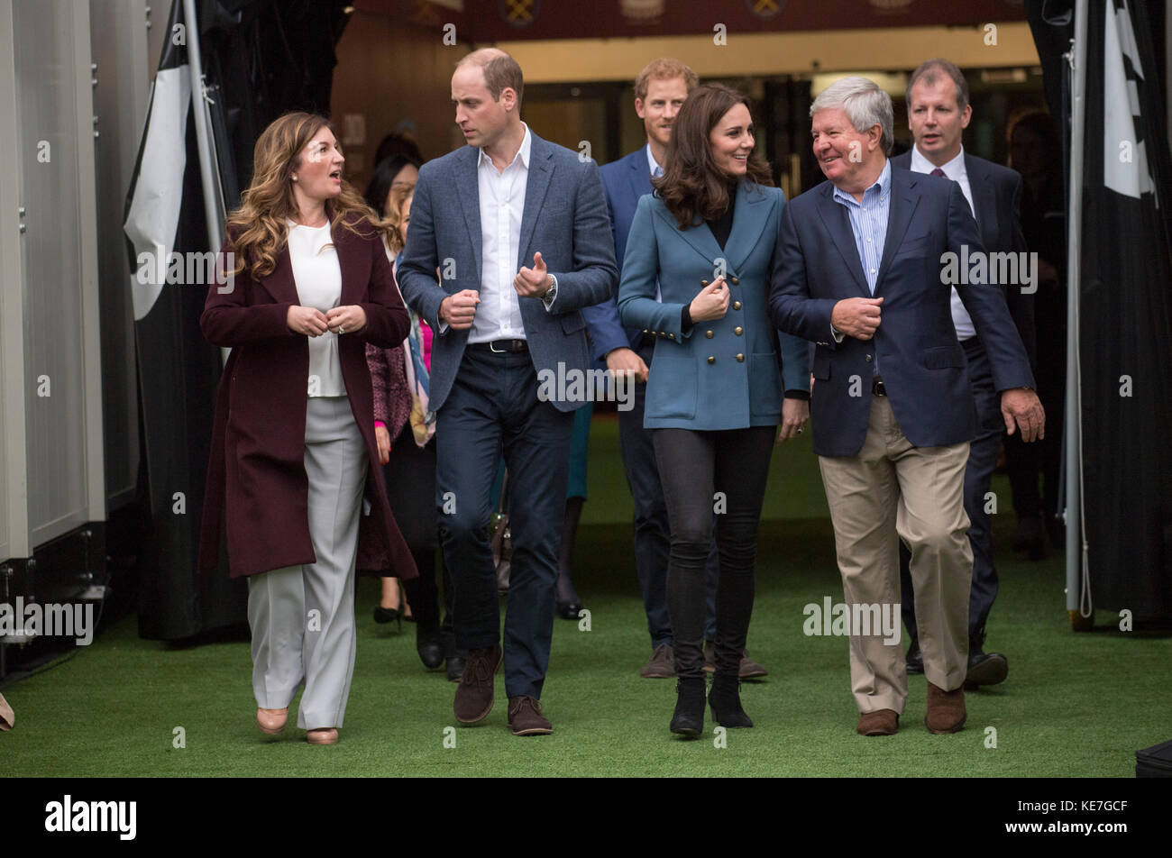 Chef de la baronne karren brady (à gauche), le duc et la duchesse de Cambridge et Sir Keith Mills (à droite), président de la fondation royale siège avec le duc et la duchesse de Cambridge, lors d'une visite à West Ham United&iacute;s londres stadium, à assister à la cérémonie de remise de diplômes à plus de 150 apprentis coach core. Banque D'Images