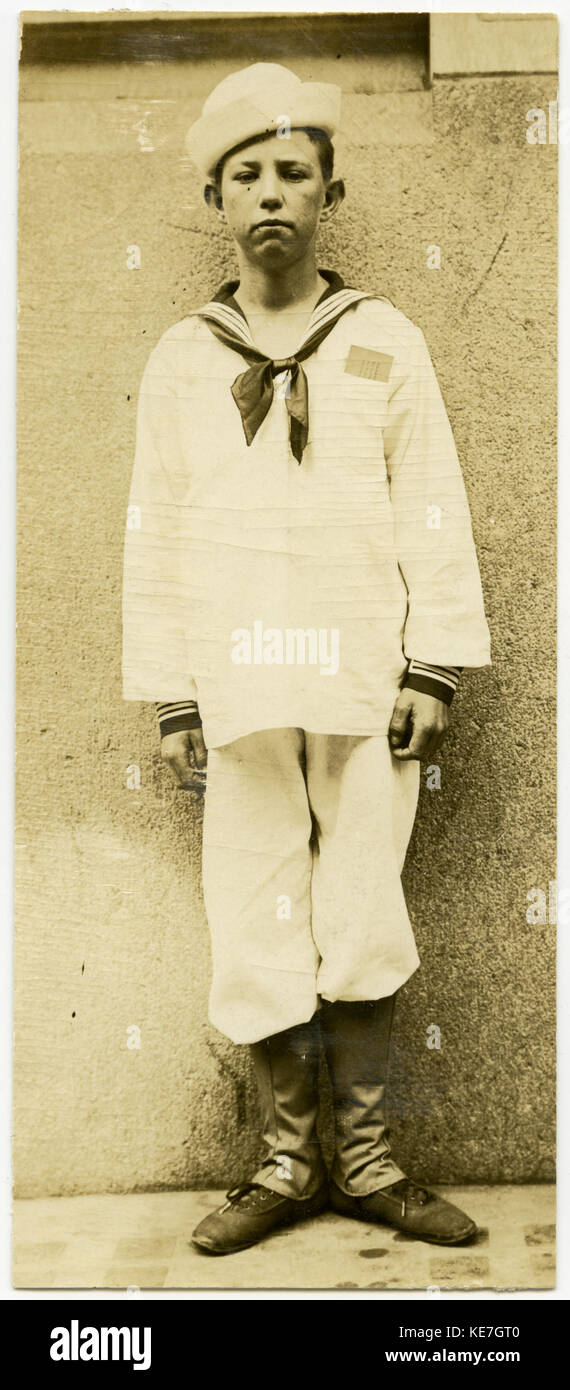 Jeune garçon vêtu d'un uniforme de marin qui pose pour photo Banque D'Images