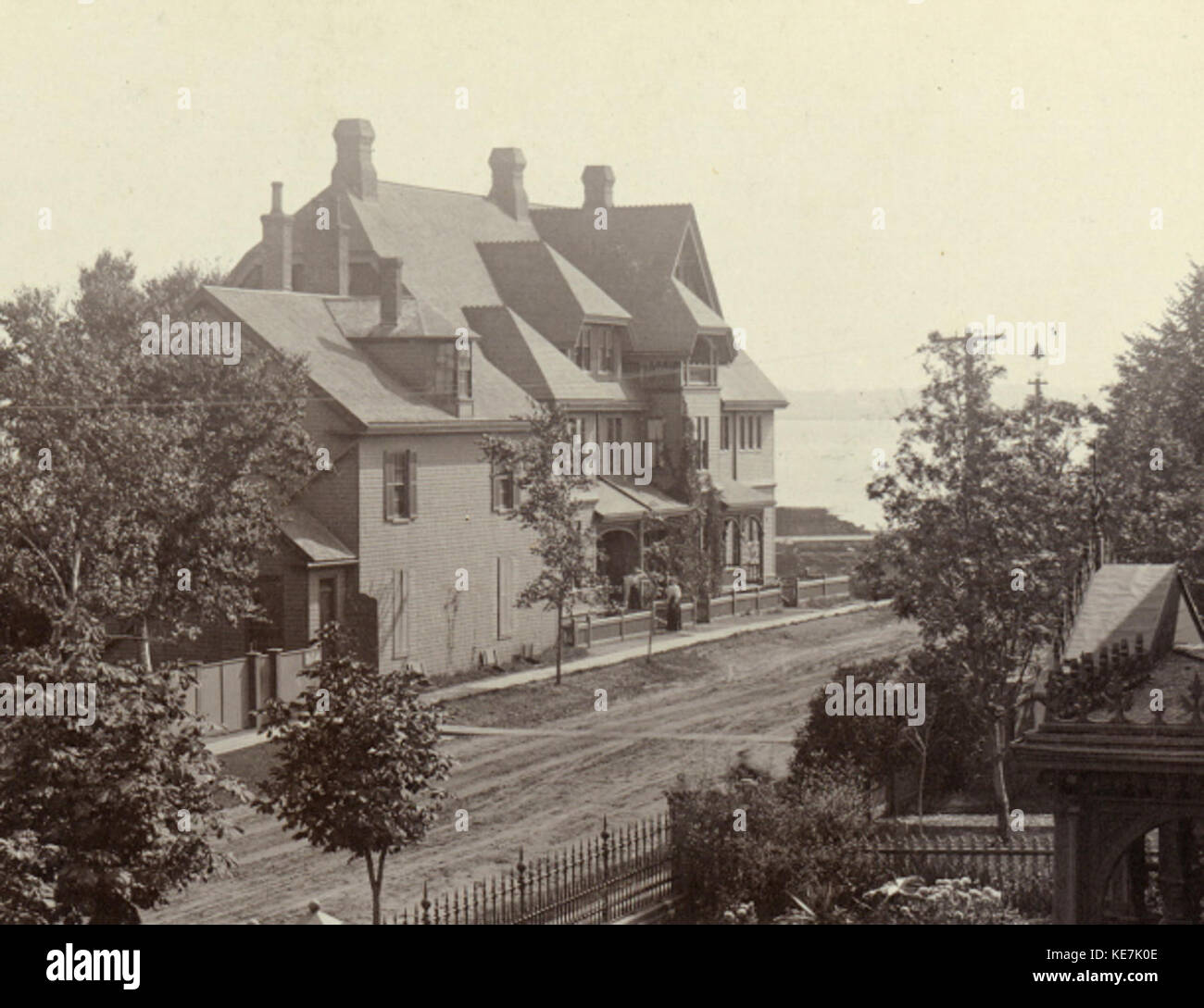 Cette image de Charlottetown vers 1889 illustre Dundas Terrace, une rue connue pour son importance historique dans le développement de la capitale de l'Île-du-Prince-Édouard. La photo reflète le style architectural et l'urbanisme de la fin du XIXe siècle. Banque D'Images