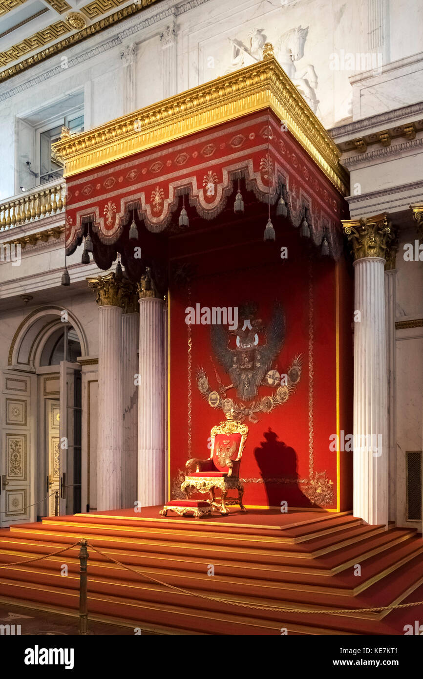 Salle du trône dans le Musée de l'Ermitage et Palais d'hiver, Saint Petersburg, Russie. Banque D'Images