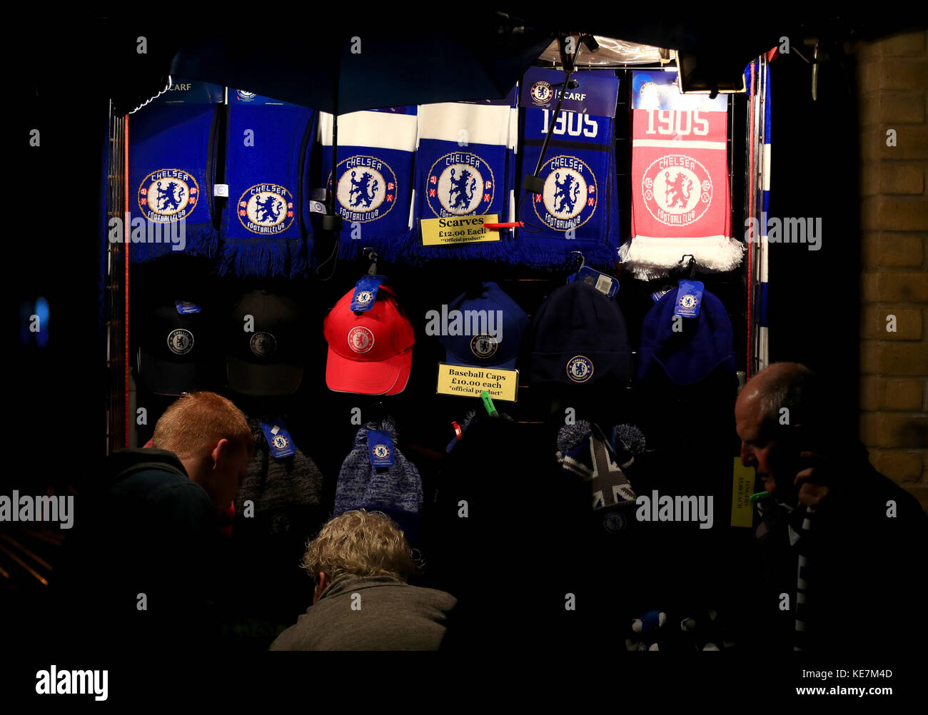 Marchandise en vente avant le match du groupe C de la Ligue des champions de l'UEFA à Stamford Bridge, Londres. Banque D'Images