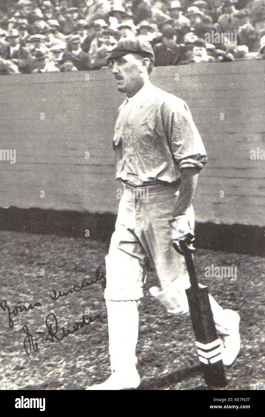 Wilfred Rhodes, un joueur de cricket de premier plan du début du XXe siècle, est photographié dans une photographie historique. Connu pour sa longue carrière et son influence sur le cricket anglais, il est une figure clé du sport à l'époque édouardienne. Banque D'Images