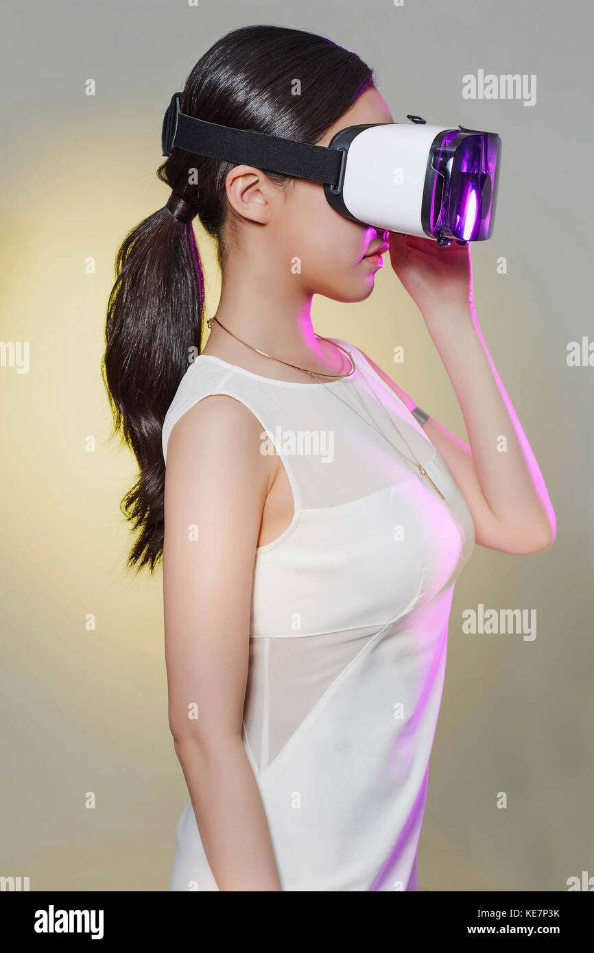 Vue latérale du jeune femme avec casque de réalité virtuelle Banque D'Images