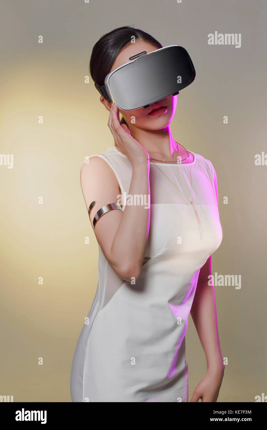 Jeune femme avec casque de réalité virtuelle Banque D'Images