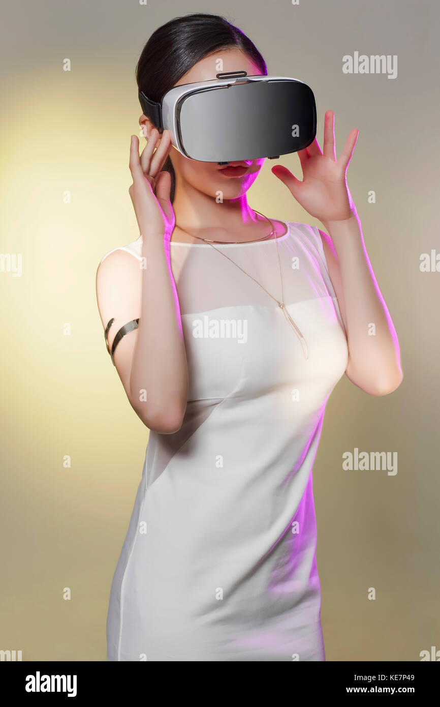 Jeune femme avec casque de réalité virtuelle Banque D'Images