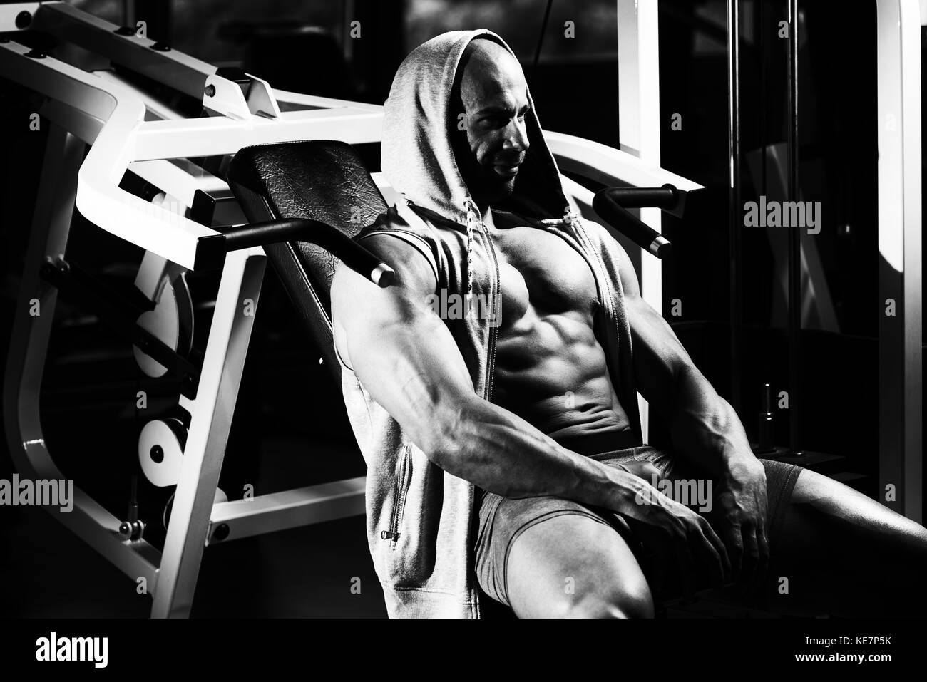 Beau Beau et séduisant jeune homme avec corps musclé se détendre dans la salle de sport Banque D'Images