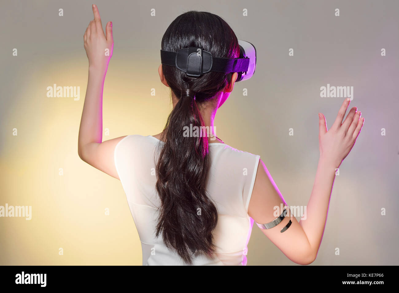 Retour portrait de jeune femme avec casque de réalité virtuelle Banque D'Images