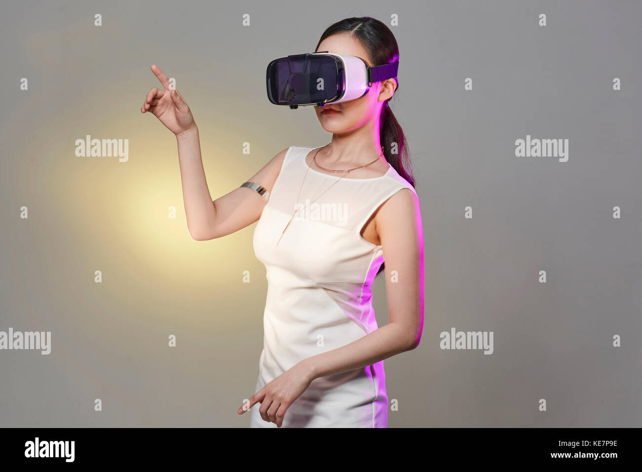 Vue de côté de jeune femme portant un casque de réalité virtuelle Banque D'Images