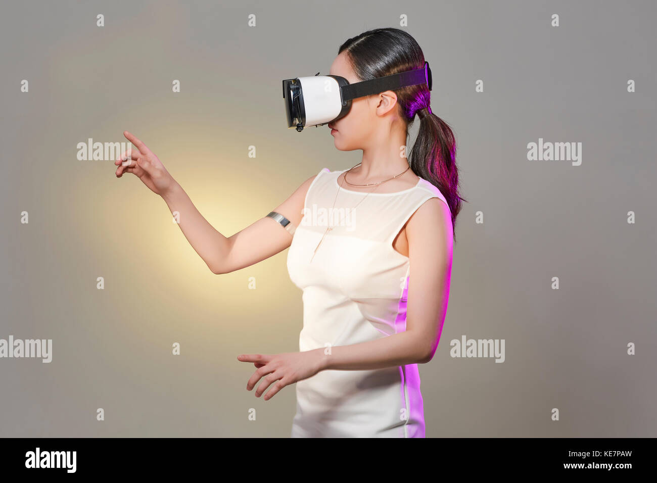 Vue de côté.jeune femme avec casque de réalité virtuelle posing Banque D'Images