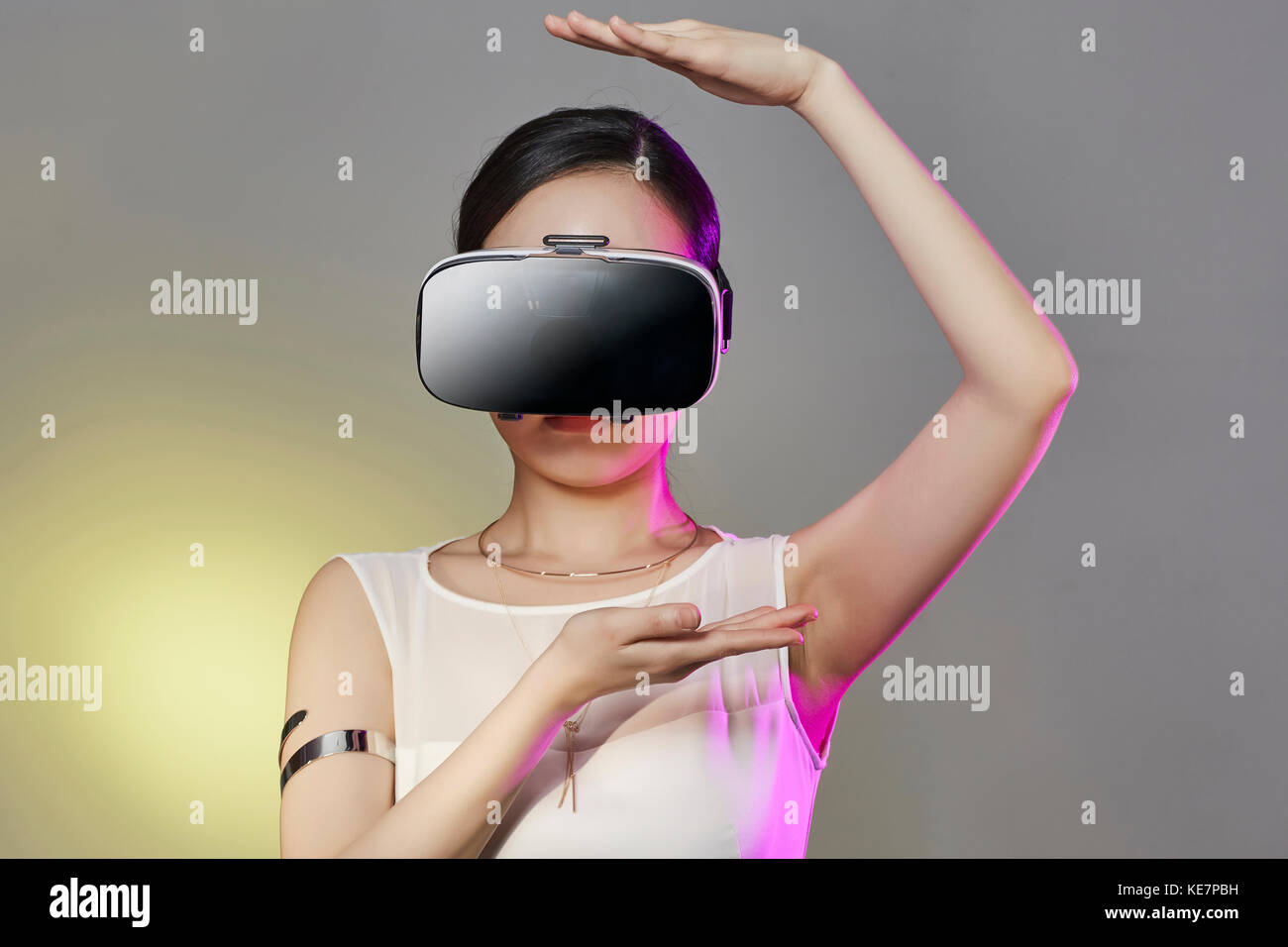 Portrait de jeune femme portant un casque de réalité virtuelle posing Banque D'Images