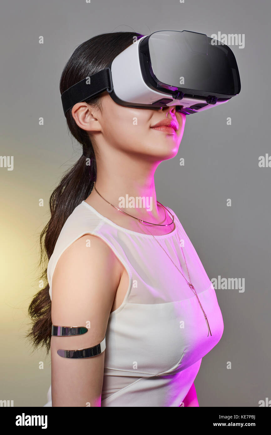 Side view portrait of young woman wearing casque de réalité virtuelle Banque D'Images