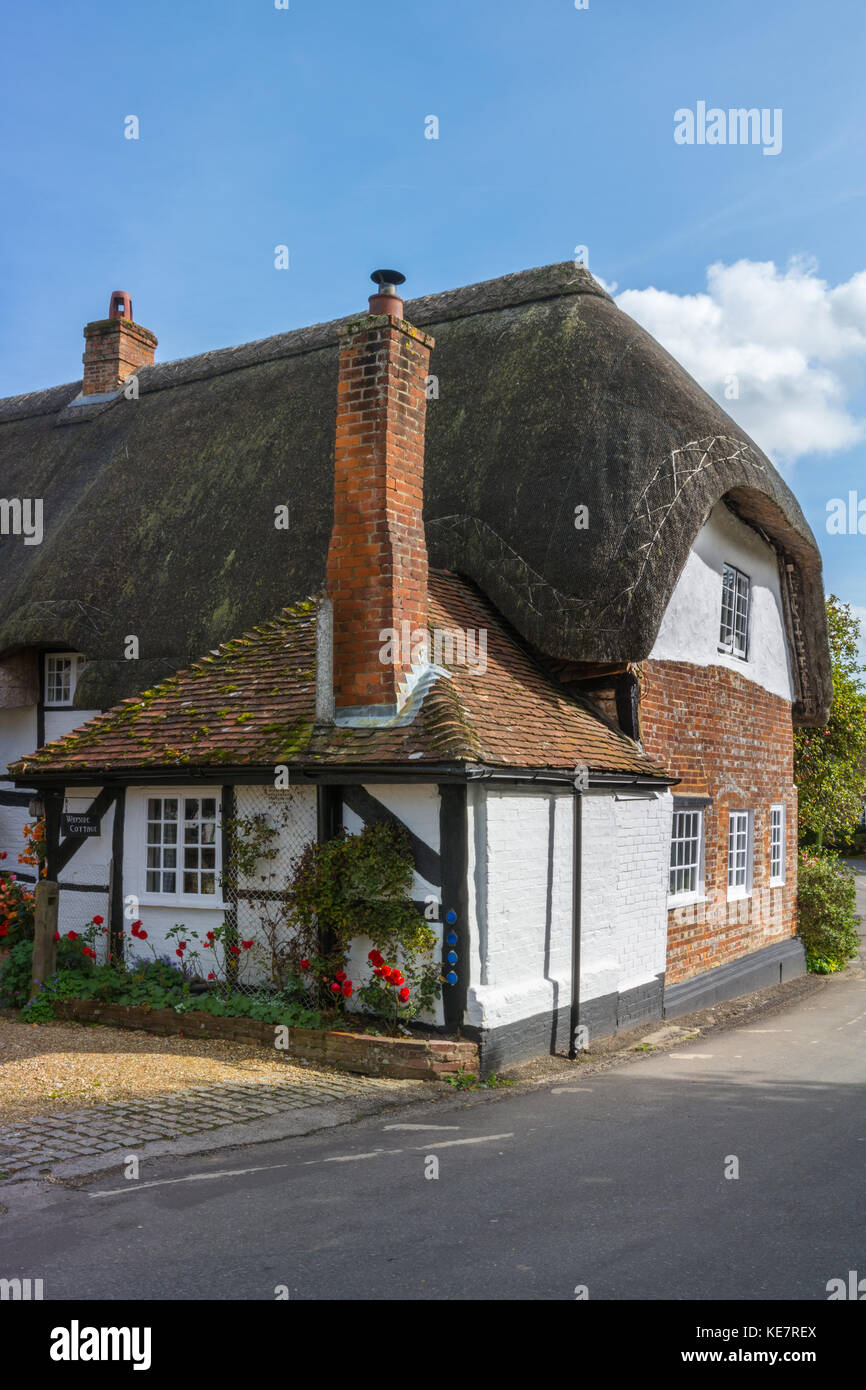 Jolie chaumière à Upton Grey, un charmant village dans le Hampshire, au Royaume-Uni Banque D'Images