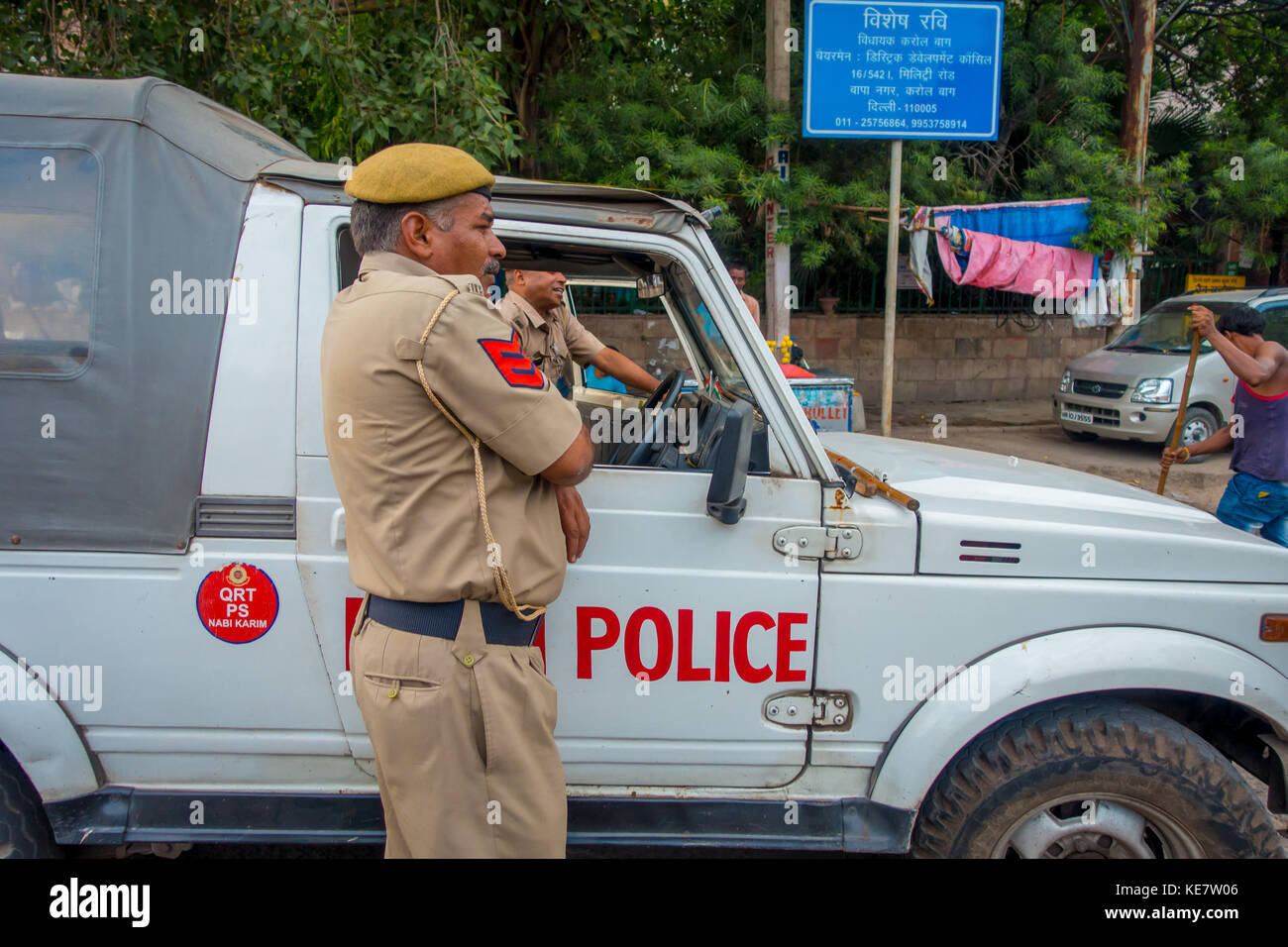 DELHI, INDE - 25 SEPTEMBRE 2017 : un policier de la circulation contrôlant la circulation dans le quartier Chandi Chowk de la ville. Les embouteillages sont fréquents dans les villes indiennes Banque D'Images