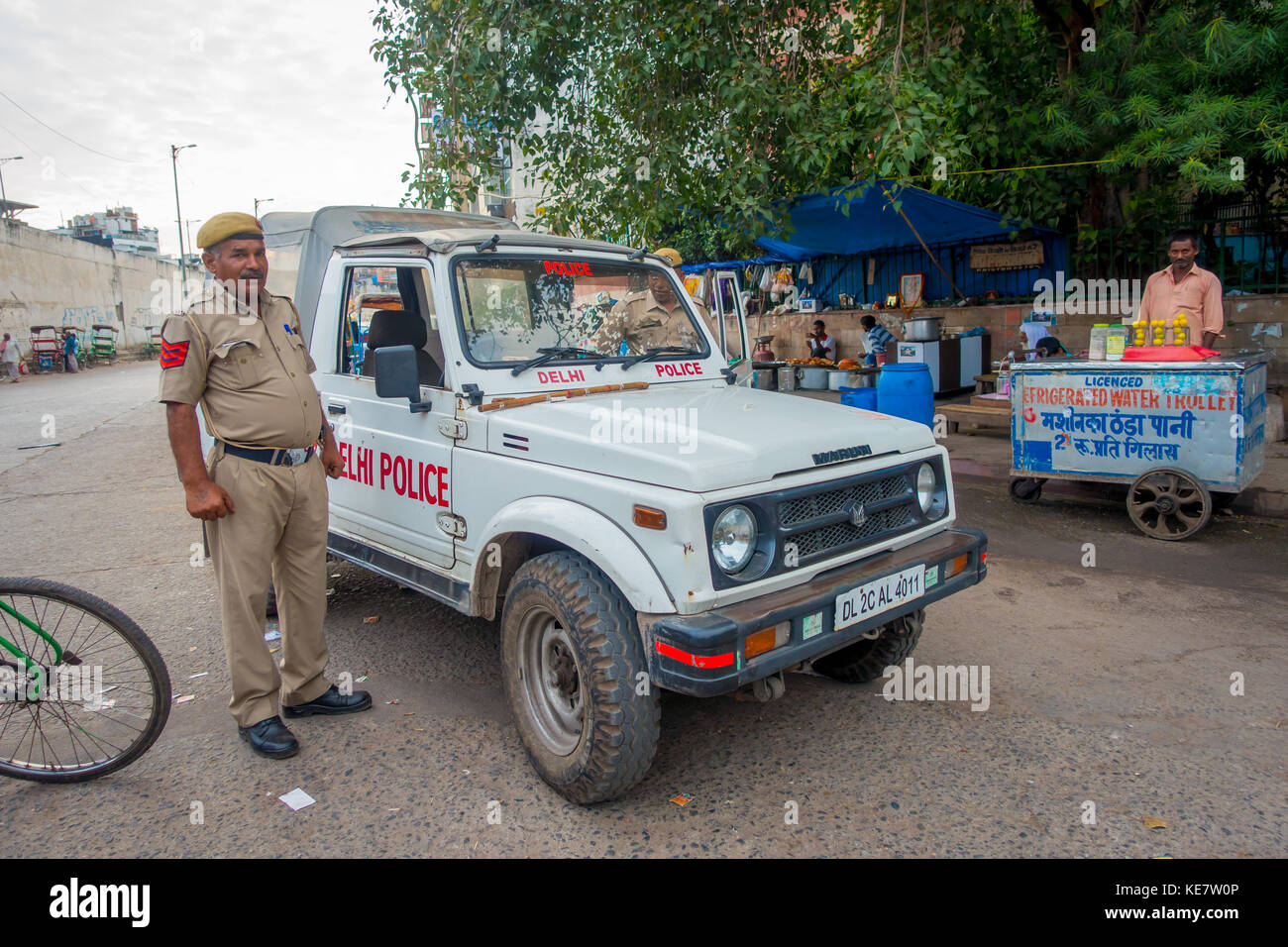 DELHI, INDE - 25 SEPTEMBRE 2017 : un policier de la circulation contrôlant la circulation dans le quartier Chandi Chowk de la ville. Les embouteillages sont fréquents dans les villes indiennes Banque D'Images