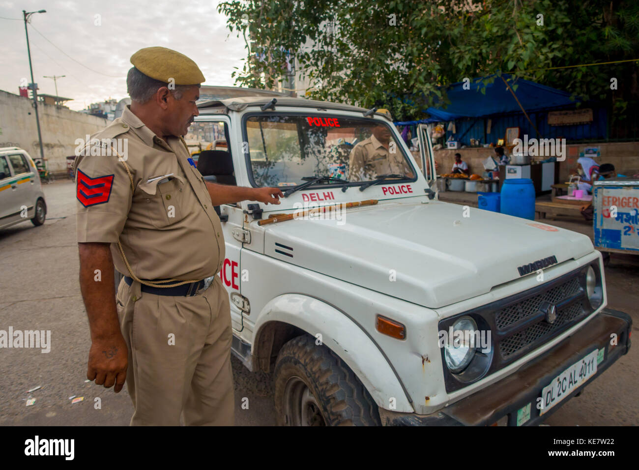 DELHI, INDE - 25 SEPTEMBRE 2017 : un policier de la circulation contrôlant la circulation dans le quartier Chandi Chowk de la ville. Les embouteillages sont fréquents dans les villes indiennes Banque D'Images