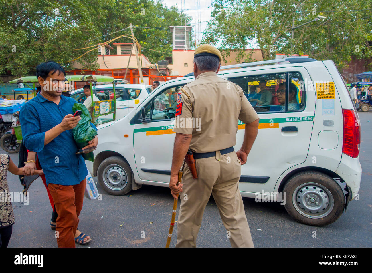 DELHI, INDE - 25 SEPTEMBRE 2017 : un policier de la circulation contrôlant la circulation dans le quartier Chandi Chowk de la ville. Les embouteillages sont fréquents dans les villes indiennes Banque D'Images