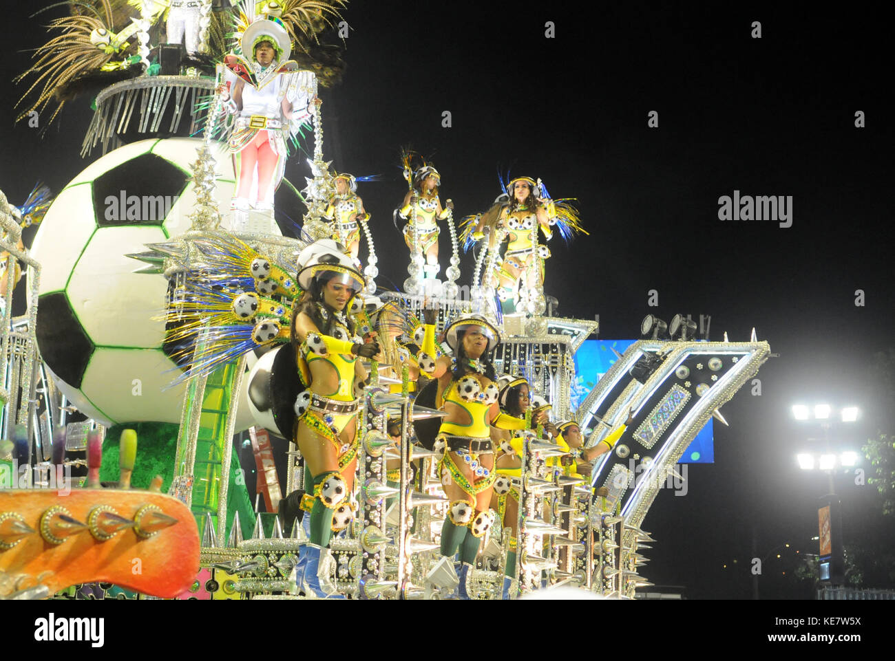 Rio de Janeiro, Brésil - le 10 février 2013 : l'école de samba mangueira rio à effectuer à marques de sapucai appelé sambódromo, pour le carnaval samba pa Banque D'Images