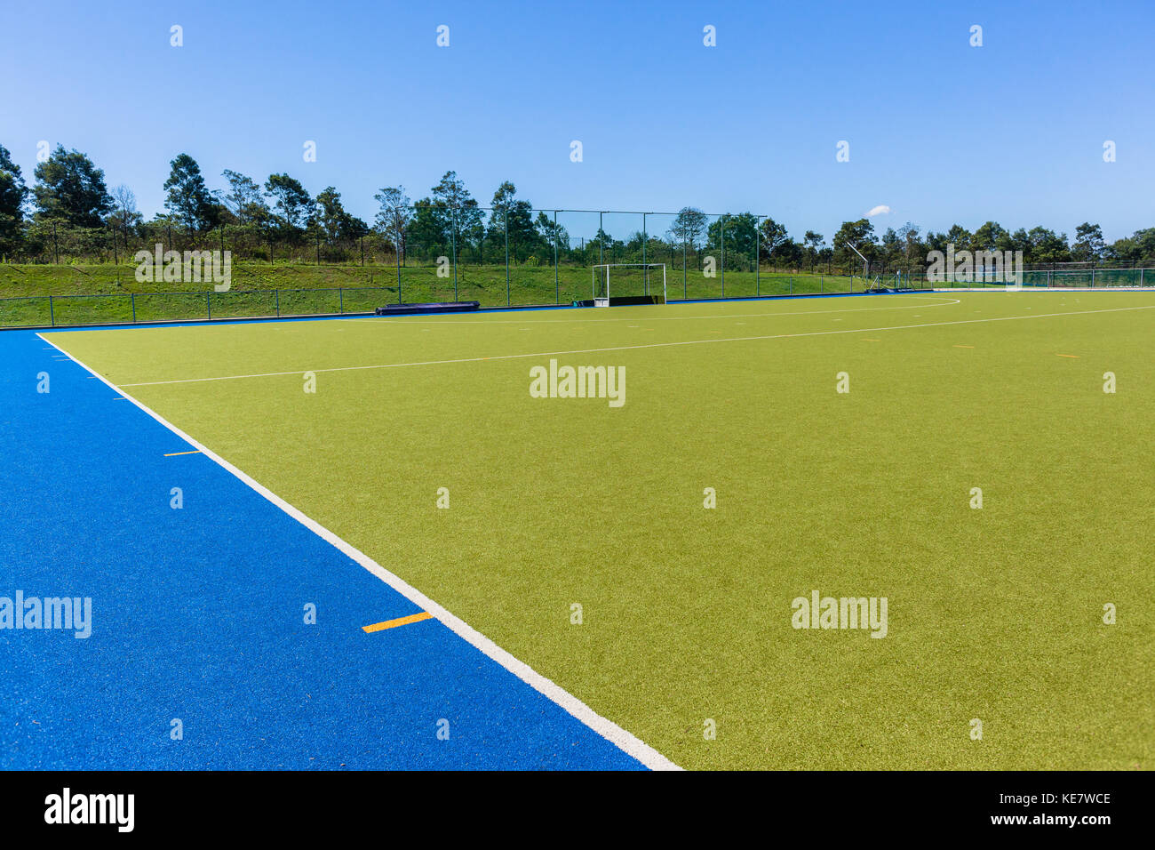 Terrain de hockey sur gazon astro filets de buts à l'extérieur sur le terrain de la surface environnante. Banque D'Images