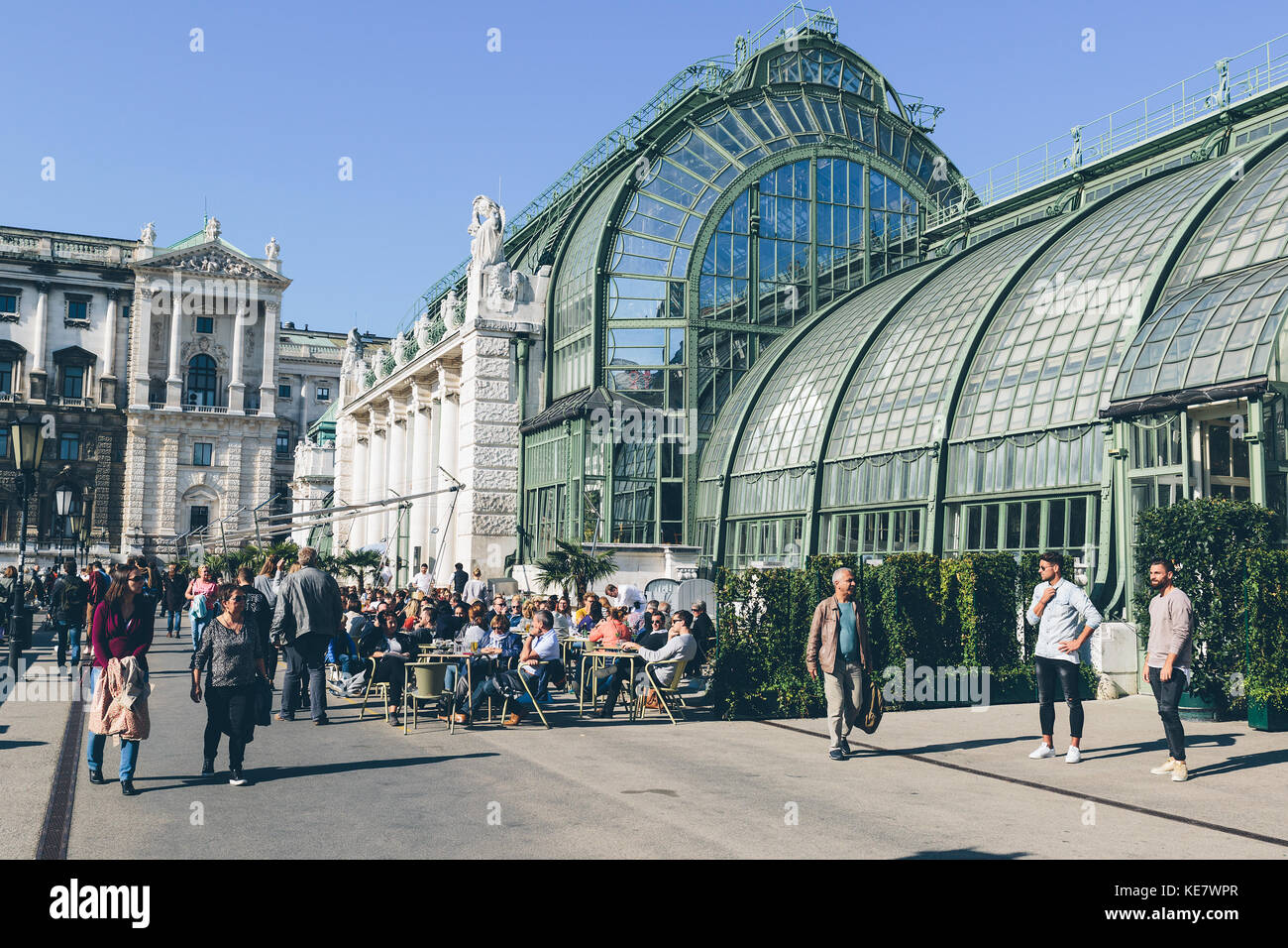 Vienne, Autriche - 30 septembre 2017 : le populaire restaurant palmenhaus burggarten, donnant sur le parc au centre-ville de Vienne. Banque D'Images