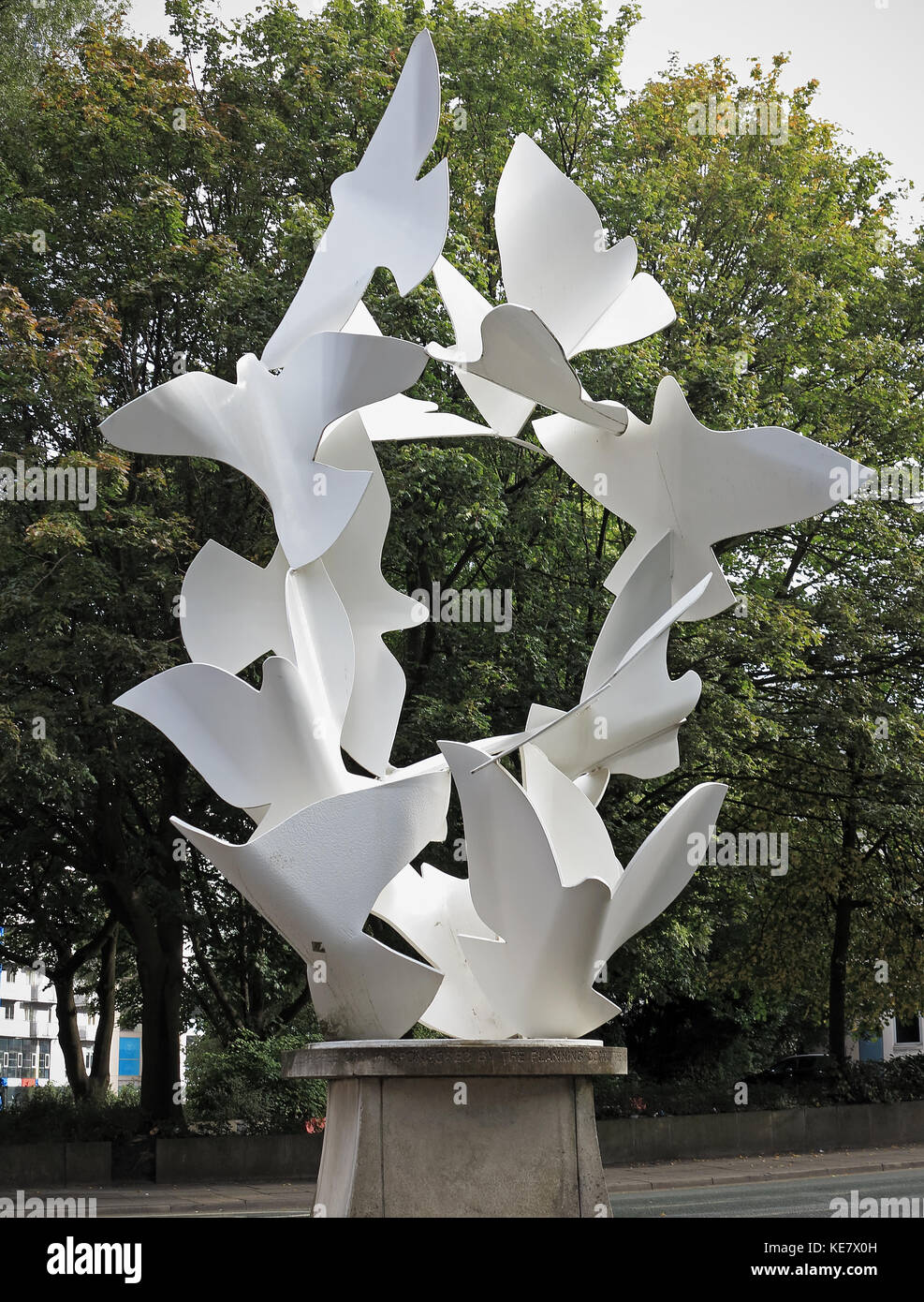Les colombes de la paix à l'extérieur de la sculpture, de la justice civile centre à spinningfields, Manchester Banque D'Images