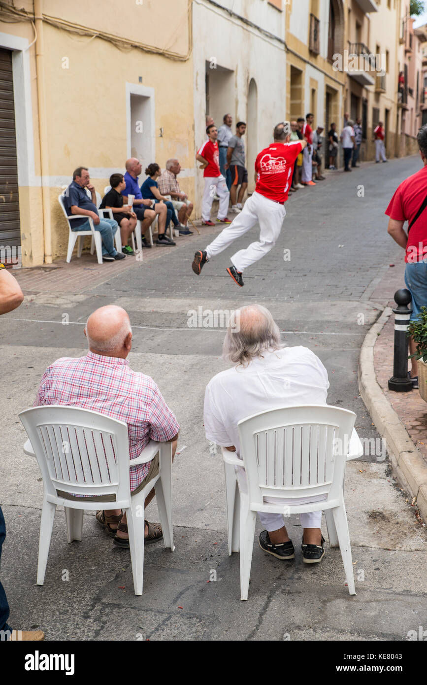 ALICANTE, ESPAGNE-6 OCTOBRE 2017 : match traditionnel pelota valenciana joué dans une rue de la vieille ville avec une grande attention des fans Banque D'Images
