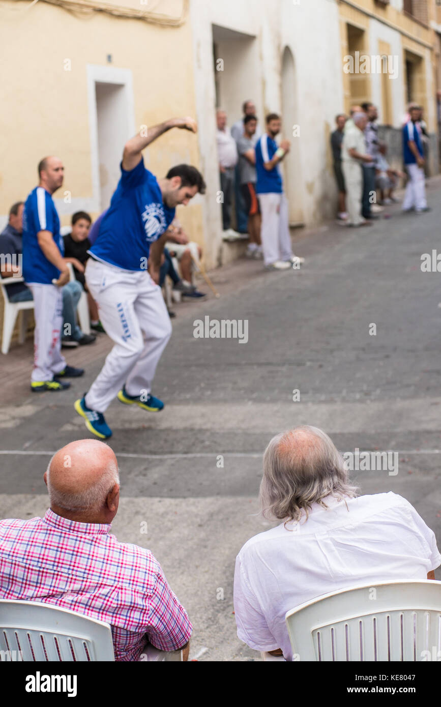 ALICANTE, ESPAGNE-6 OCTOBRE 2017 : match traditionnel pelota valenciana joué dans une rue de la vieille ville avec une grande attention des fans Banque D'Images