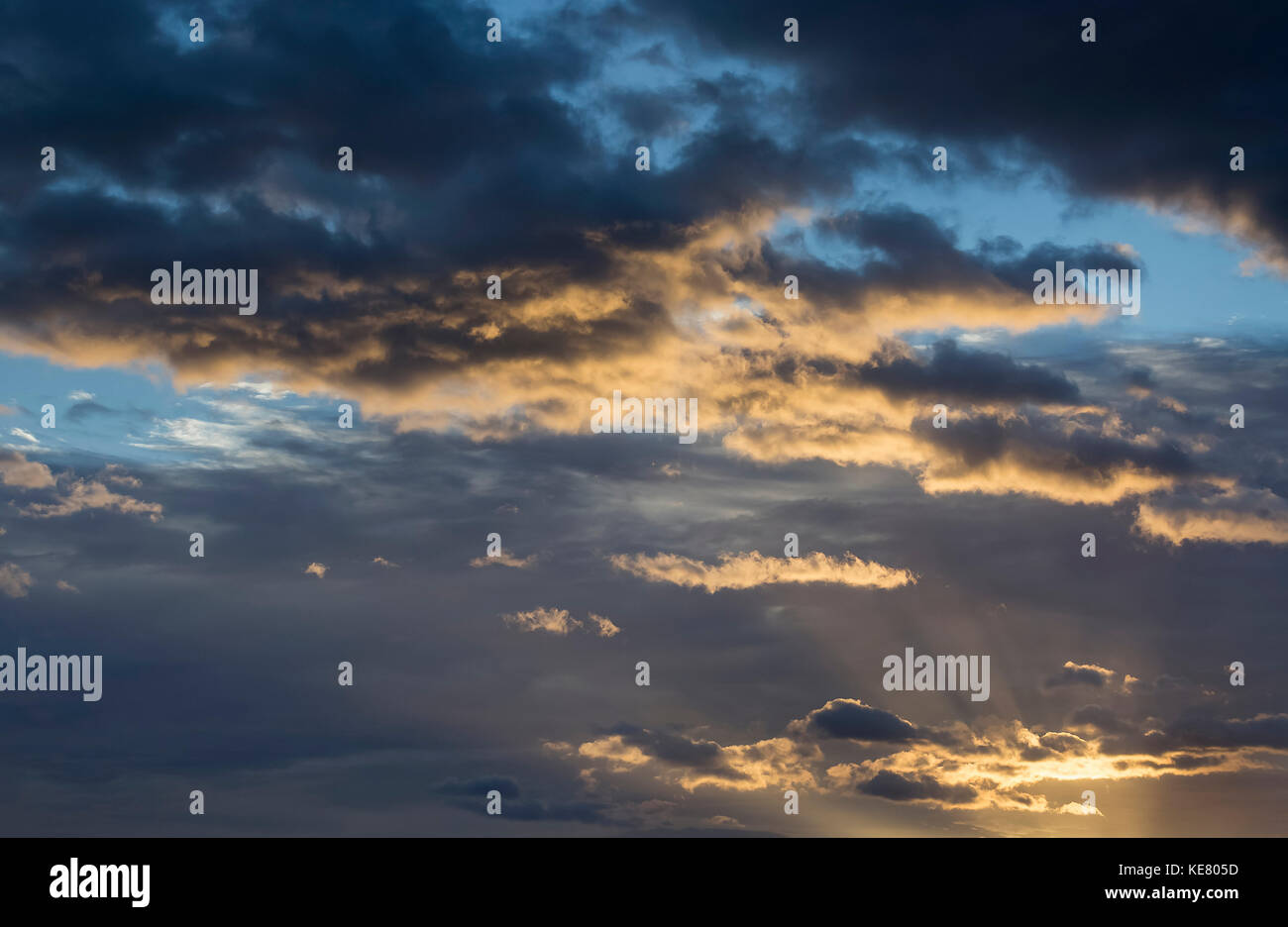 Les rayons du soleil brillant à travers les nuages au coucher du soleil ; Greymouth, Nouvelle-Zélande Banque D'Images