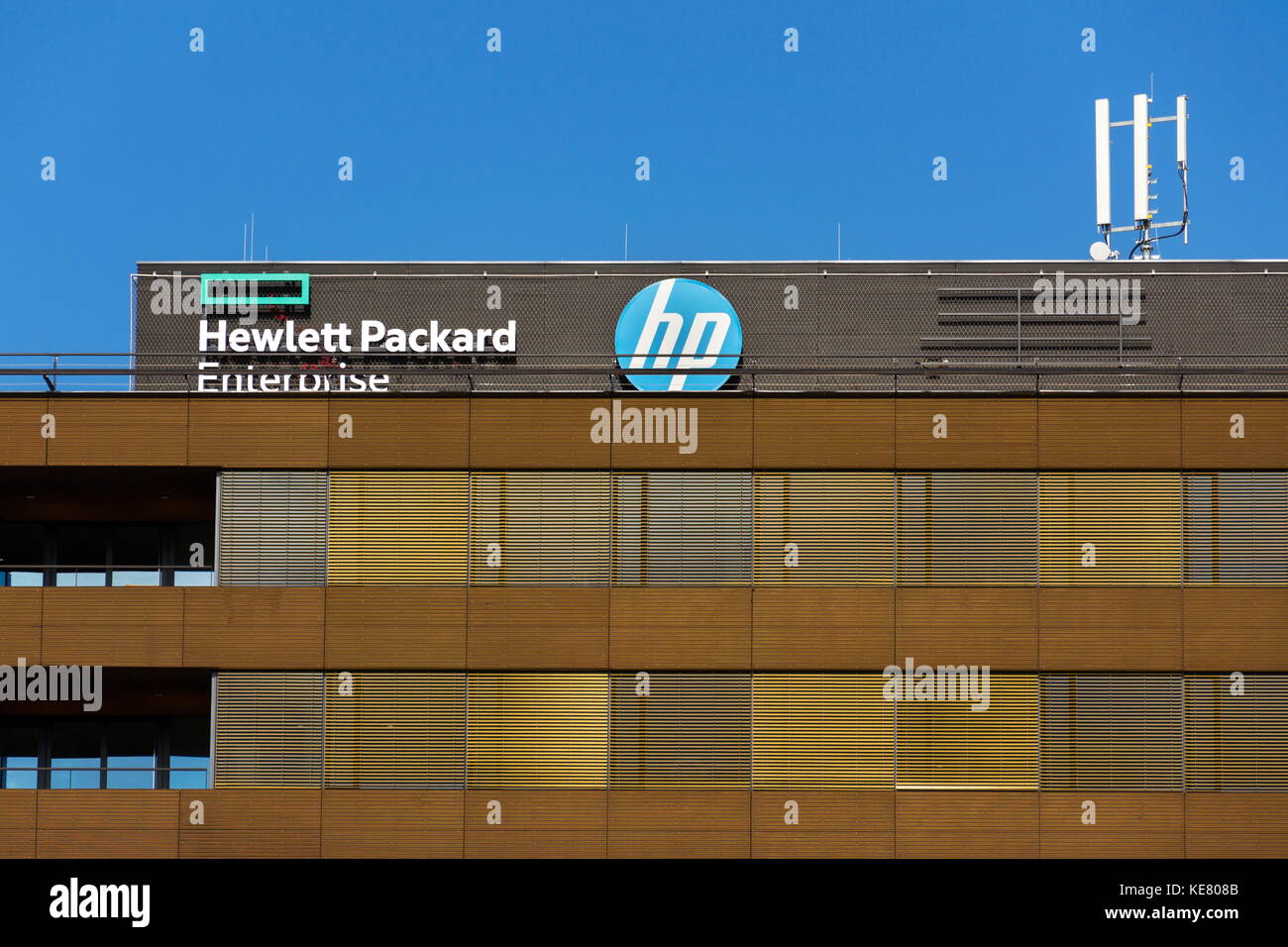 PRAGUE, RÉPUBLIQUE TCHÈQUE - 14 OCTOBRE : le logo de la société Hewlett-Packard sur le siège social le 14 octobre 2017 à Prague, république tchèque. HP Unvei Banque D'Images