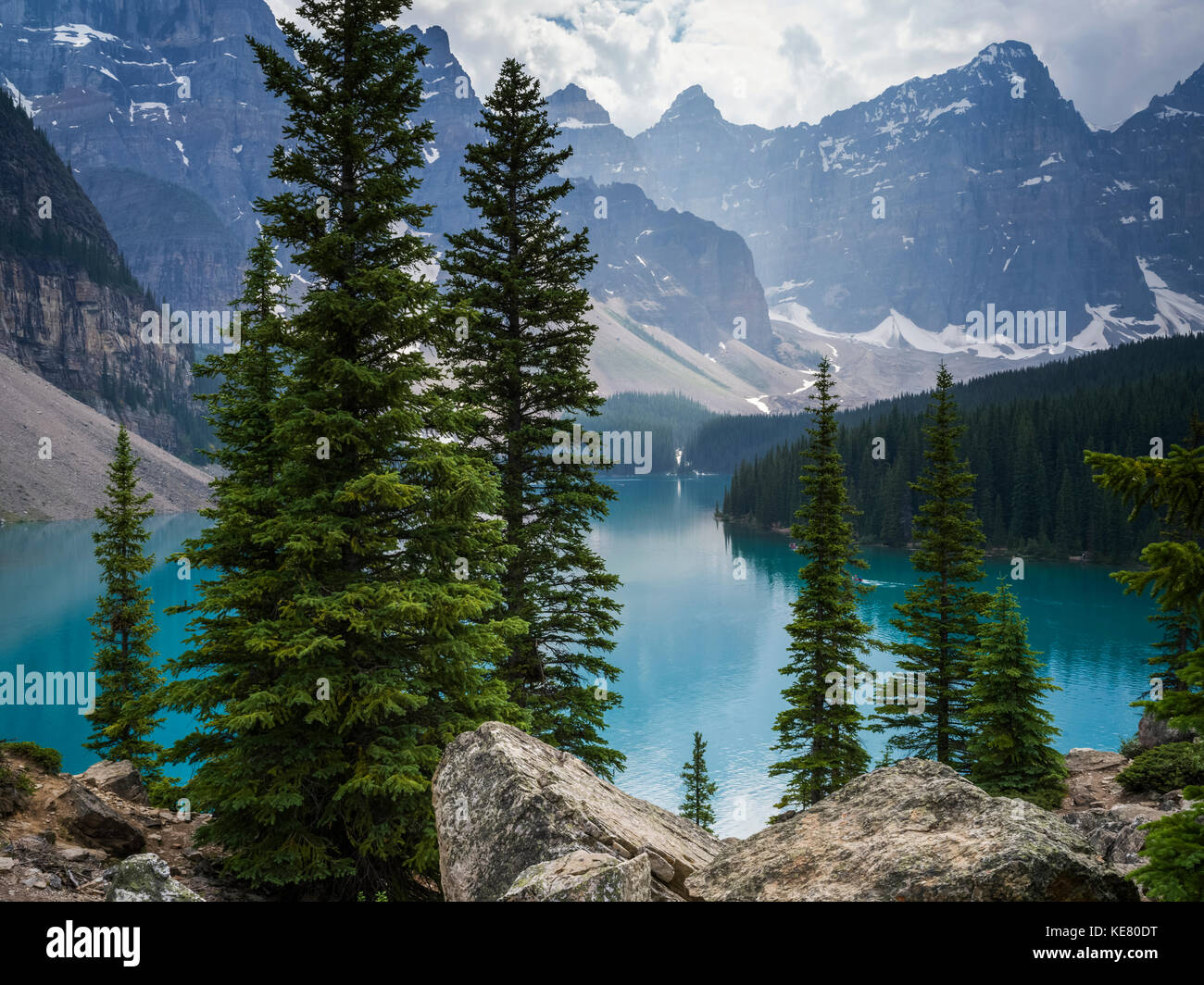 Vue imprenable sur les sommets des montagnes Rocheuses canadiennes et d'un turquoise paisible lac Moraine de forêts le long du littoral Banque D'Images