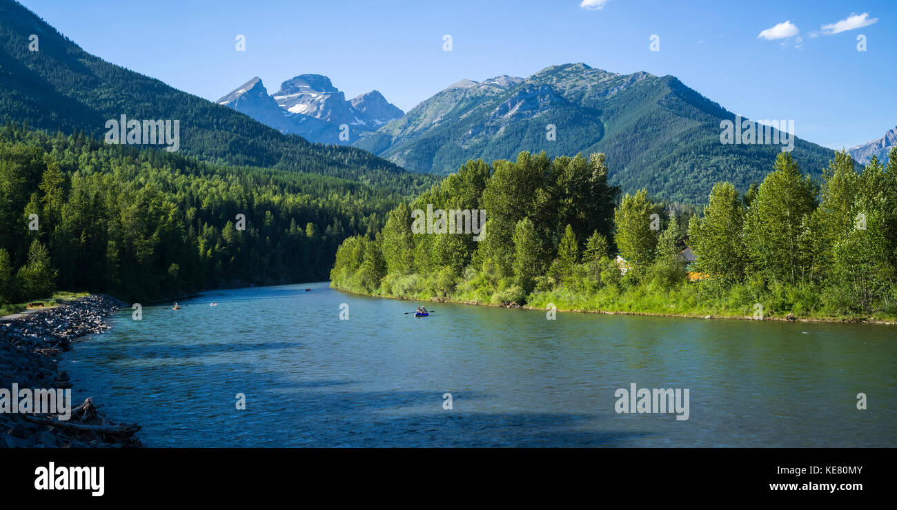 Personnes en canoë sur la rivière Elk avec les Rocheuses canadiennes dans la distance, Sparwood, Colombie-Britannique, Canada Banque D'Images