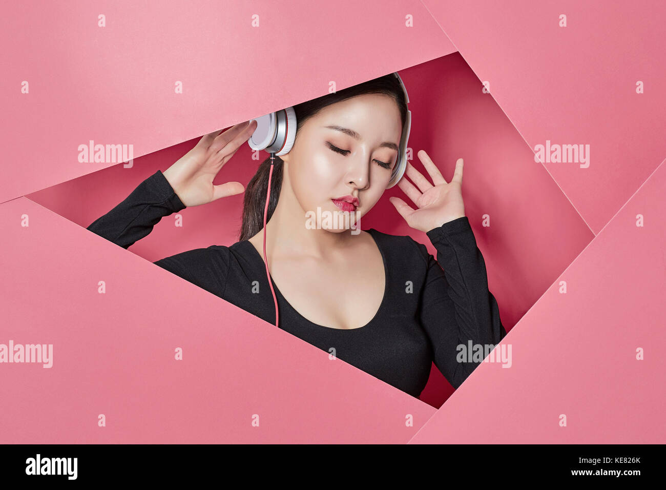 Portrait of young woman listening to music Banque D'Images