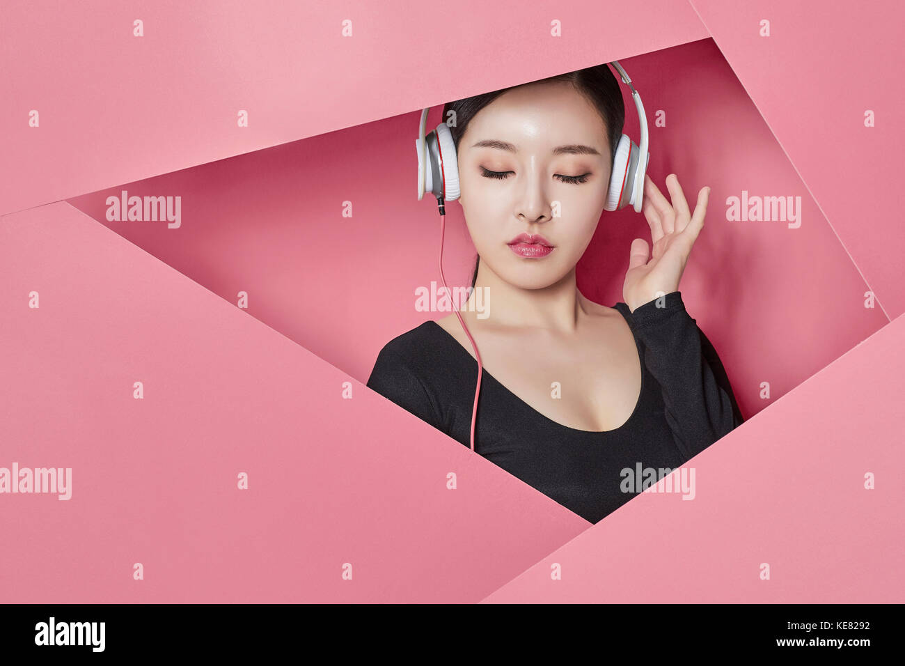 Portrait de jeune femme à écouter de la musique en fermant les yeux Banque D'Images