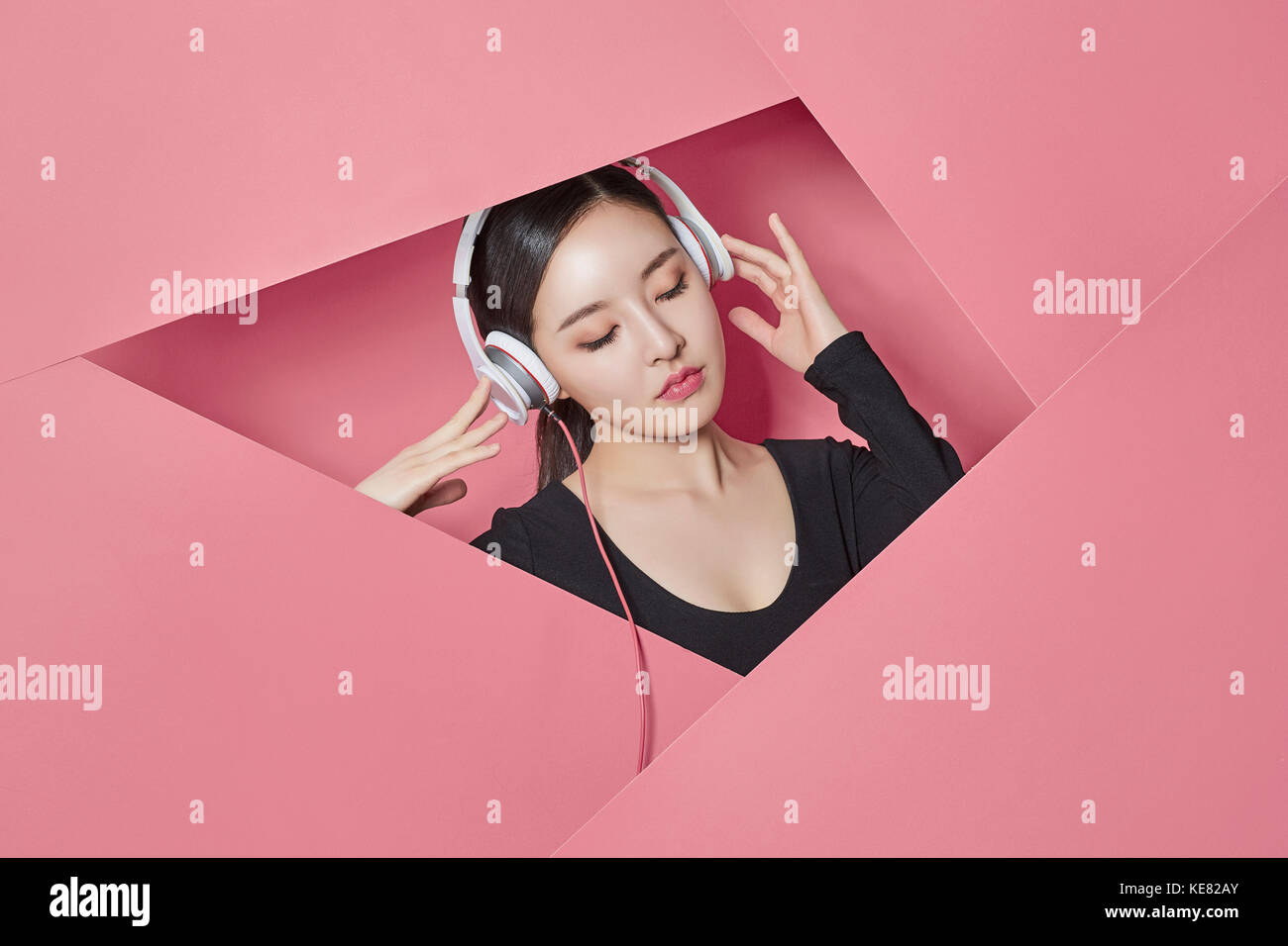 Portrait of young woman listening to music fermer Banque D'Images