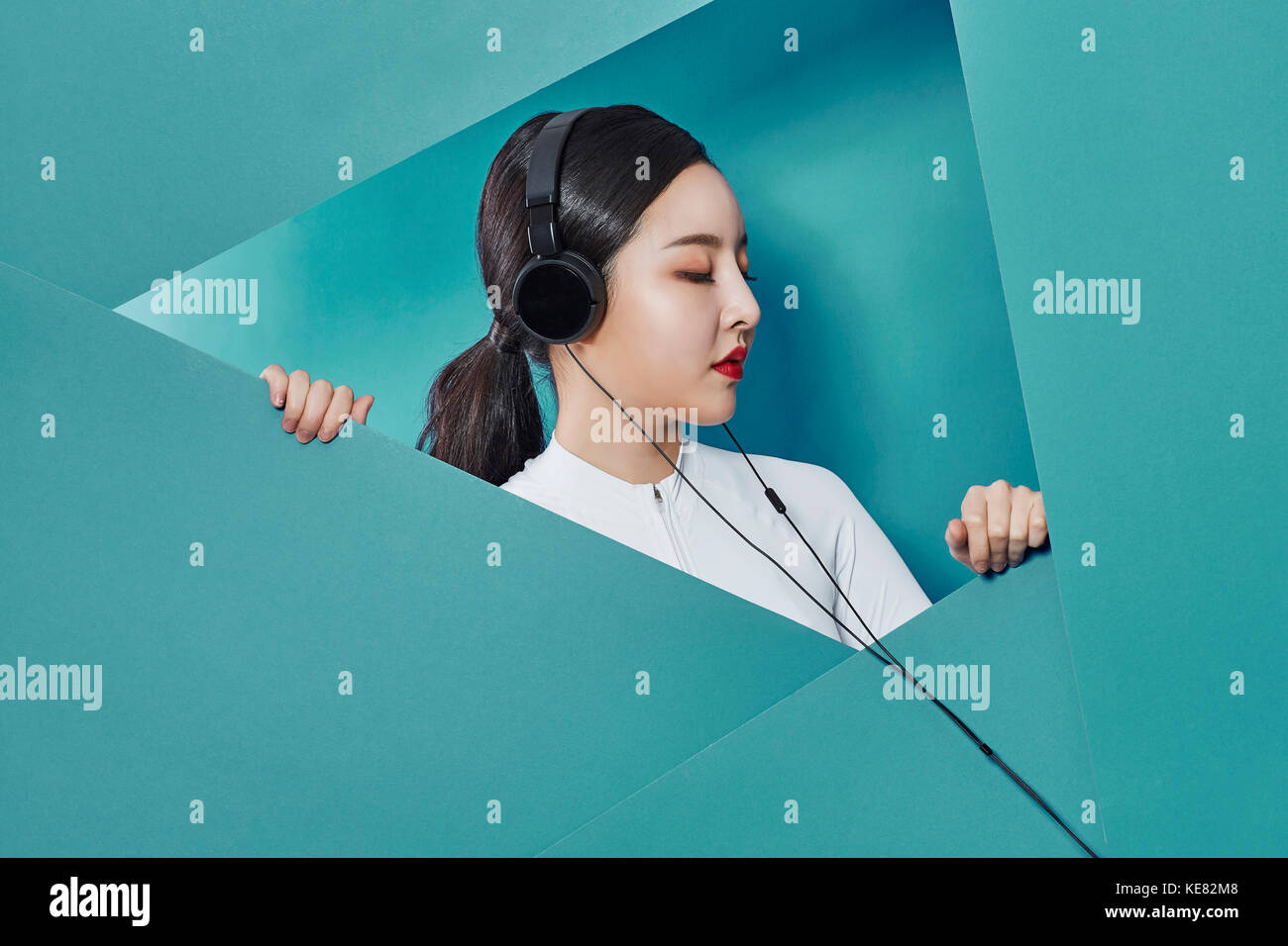 Vue de côté portrait of young woman listening to music fermant les yeux Banque D'Images