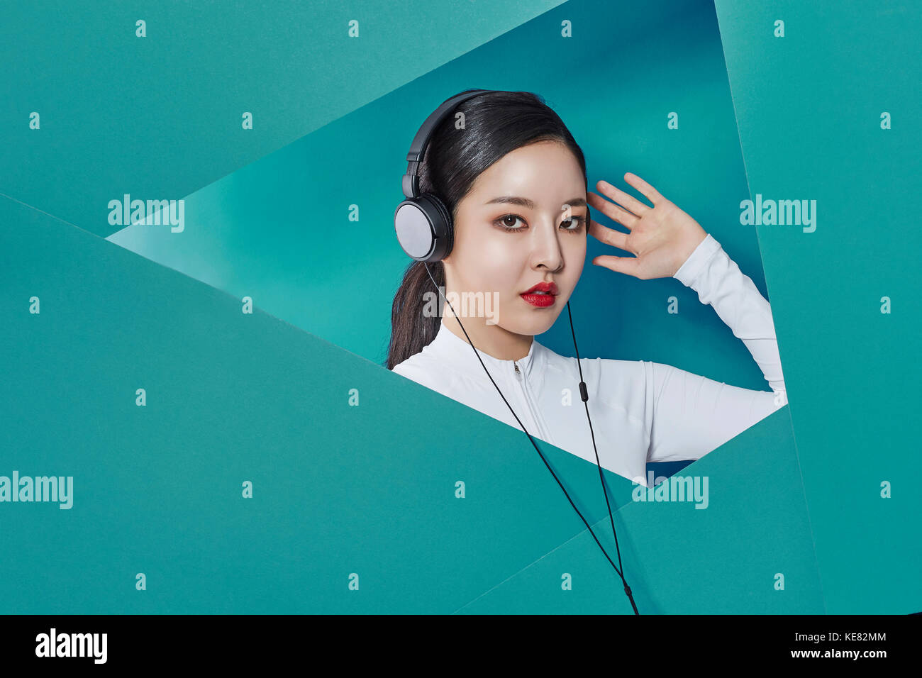 Portrait of young woman listening to music Banque D'Images