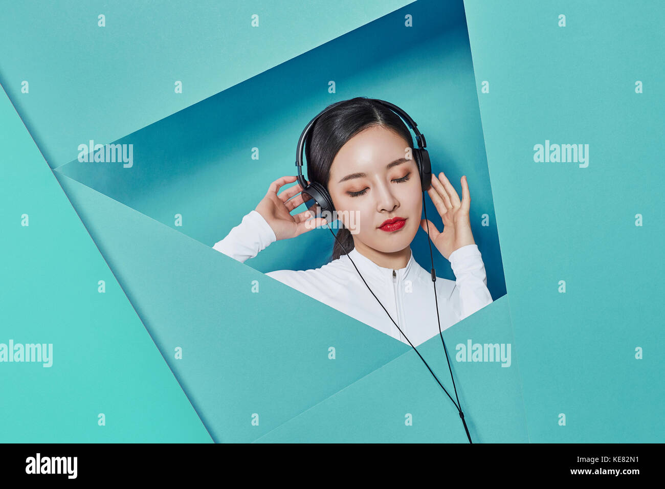 Portrait de jeune femme à écouter de la musique en fermant les yeux Banque D'Images