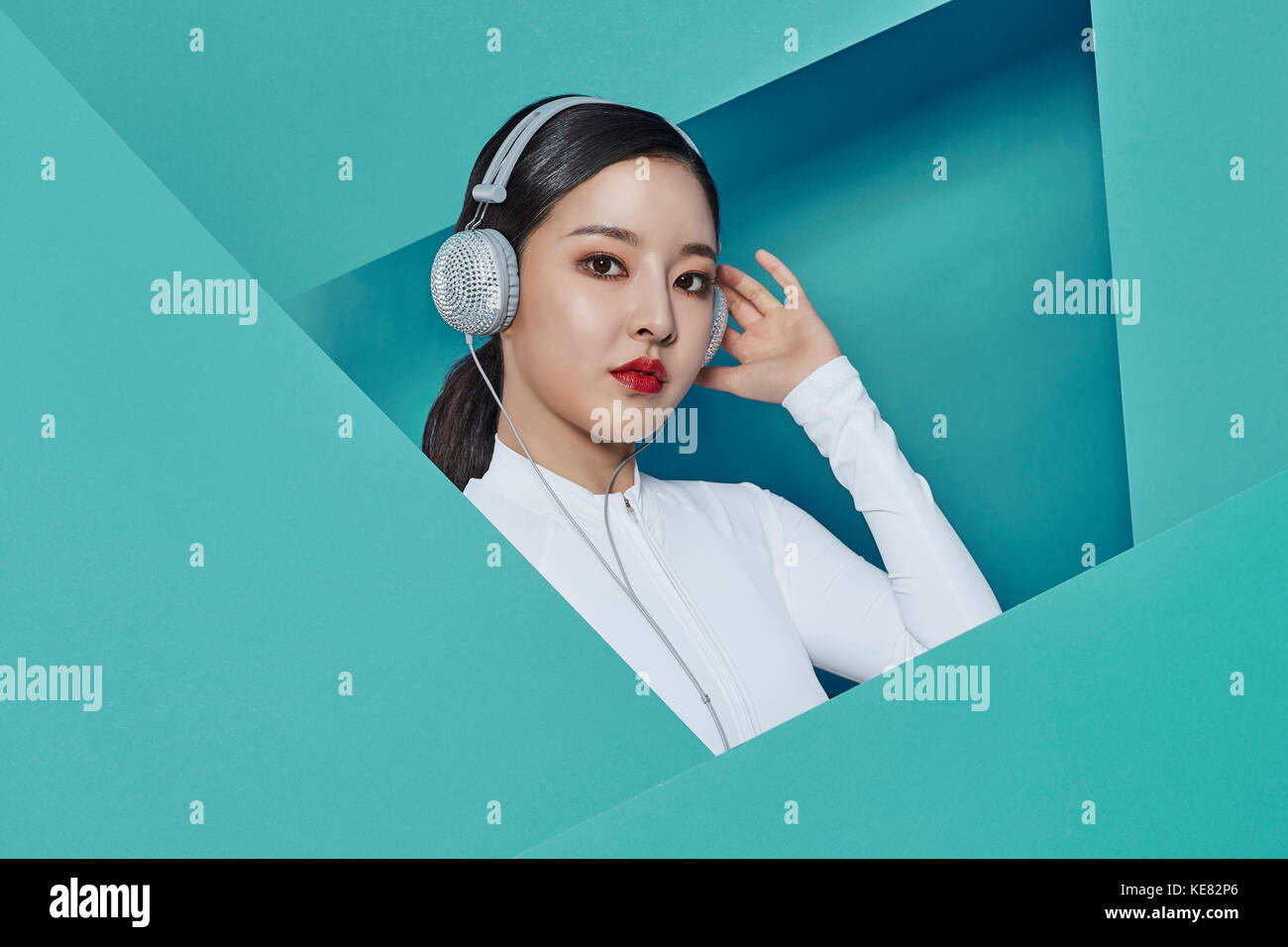 Portrait of young woman listening to music Banque D'Images